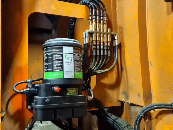 Cocoflex fait l'entretien de la pompe Groeneveld-Beka pour graissage automatique des pelles, tracteurs, engins agricoles, engins de chantier